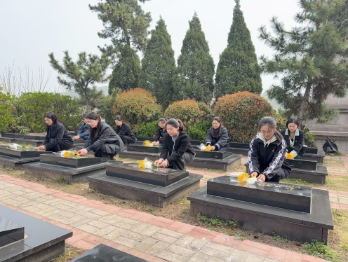 缅怀革命先烈 传承红色基因 践行育人使命 