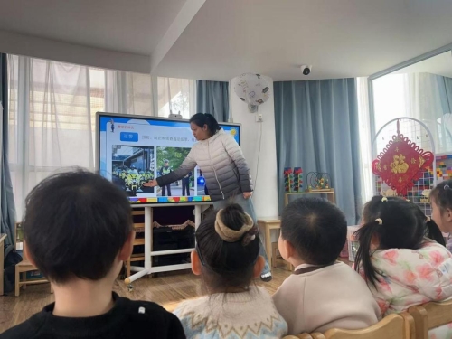 童心敬警魂，安全伴成长